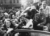 Прага - Жители Праги приветствуют автомобиль с советскими военными. Май 1945 г.