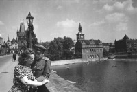 Прага - Наталья Боде и Евгений Долматовский на Карловом мосту в Праге