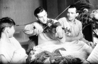 Польша - Скрипач Юзеф Жуковский, пострадавший от немецких оккупантов, играет на скрипке в госпитале