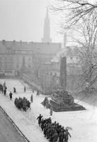 Польша - Советские бойцы проходят строем мимо памятника, поставленного на месте захоронения сердца М.И.Кутузова на площади в г. Бунцлау