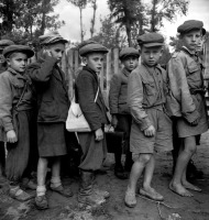 Польша - Польша, Гарволин, 1948 год - Польские мальчишки возле своей школы