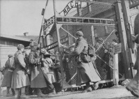 Польша - Советские солдаты открывают ворота концлагеря Освенцим