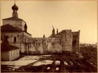 Ростов - Белая палата с церковью Спаса на Сенях и руина Наугольной башни