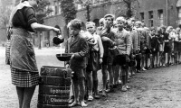 Германия - Немецкие школьники в очереди за супом