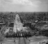 Берлин - .Вид с воздуха на Бранденбургские ворота во взятом Берлине.