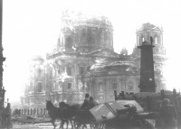 Берлин - Советская 122-мм гаубица М-30 на конной тяге в центре Берлина. На щите орудия надпись: «Отомстим за злодеяния». На заднем плане — Берлинский кафедральный собор.