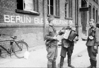 Берлин - Советские солдаты с гармонью на одной из улиц