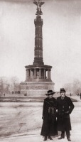 Берлин - Пруссияне в Берлине возле колонны Победы 1919-1920 гг.