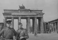 Берлин - У Бранденбургских ворот Берлина.
