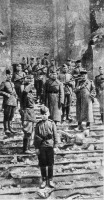 Берлин - Бойцы советской 150-й стрелковой дивизии на ступенях Рейхстага.