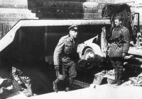 Берлин - Генерал вермахта Г. Вейдлинг выходит из бункера во время капитуляции гарнизона Берлина.