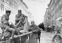 Берлин - Советские санитары перекладывают с носилок на повозку раненого бойца.