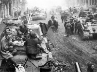 Берлин - Советские солдаты отдыхают на танке ИС-2.
