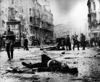  - Советский солдат идет мимо убитого офицера СС в Берлине. 2 мая 1945 года.