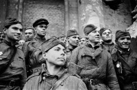 Берлин - Солдаты, штурмовавшие рейхстаг. Берлин, май 1945 года.