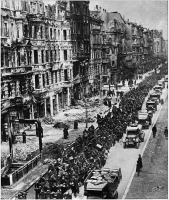 Берлин - Немецкие военнопленные. Берлин, 1945г.