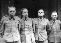 Берлин - Пленные немецкий генерал Вейдлинг и офицеры его штаба.