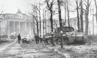 Берлин - Советские офицеры осматривают подбитый «Тигр» в Берлине возле рейхстага.