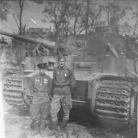 Берлин - Солдаты 17-й Гвардейской мин.бригады у подбитого немецкого «Тигра».
