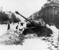Берлин - Танк «Пантера» из танковой роты «Берлин», вкопанная в качестве ДОТа на улице Берлина.