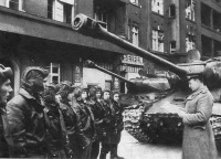Берлин - В одной из танковых частей зачитывается приказ Верховного Главнокомандующего.