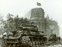 Берлин - Советский танк типа ИС-2 у рейхстага