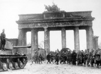 Берлин - Тяжелый советский танк ИС-2 у Бранденбургских ворот. Берлин