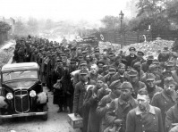 Берлин - Колонны пленённых немцев идут по улицам Берлина