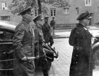 Берлин - Представители Германского командования во главе с генерал-фельдмаршалом Кейтелем В.  направляются на подписание Акта о безоговорочной капитуляции Германии