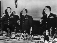 Берлин - Обед в честь Победы после подписания условий безоговорочной капитуляции Германии.