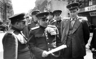 Берлин - Первый комендант Берлина генерал-полковник Берзарин Н.Э. (в центре)  среди офицеров на улицах города