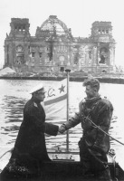 Берлин - Контр-адмирал Крылов вручает орден водолазу, очищающему реку от мин