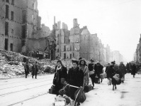 Берлин - Жители Берлина возвращаются в город после его капитуляции