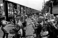 Берлин - Перед отходом поезда с демобилизованными советскими воинами из Берлина