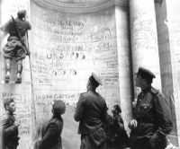 Берлин - Советские солдаты оставляют надписи на Рейхстаге. 1945 г.