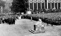 Берлин - Олимпийский огонь Олимпиады 1936 года.