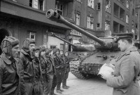 Берлин - Экипажам танков ИС-2 читают политинформацию. Берлин.
