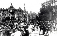 Киев - Части Красной Армии на Софиевской площади.