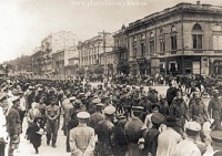 Киев - Киевляне наблюдают за маршем немецких войск по Крещатику.