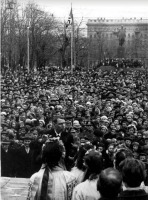 Киев - Первое мая 1942 года в окупированном Киеве. На противоположнрй стороне Владимирской улицы играет оркестр и поет национальный хор.