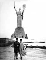 Киев - Мемориал со статуей 