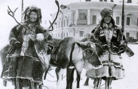 Архангельск - Ненцы на углу набережной Северной Двины и улицы Урицкого, 1951 год.