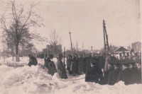 Коростень - Торжественная церемония немецких оккупантов на немецком братском кладбище в Коростене. На заднем плане здание Коростенского медицинского техникума, сейчас Коростенская городская поликлиника. Зима 1941-1942 г.