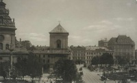 Львов - Бернардинська площа, ліворуч, перед костелом колона зі скульптурою св.Яна .