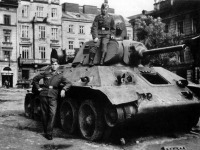Львов - Львів.  Німецькі солдати біля підбитого радянського танка Т-34.
