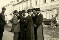 Коломыя - Коломия.  Група євреїв на одній із вулиць.