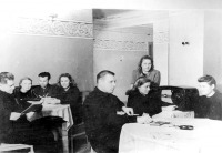 Северодонецк - 1950г.Молодые специалисты комбината проживающие во вновь выстроенной благоусроенной гостинице,в часы досуга.