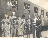 Трускавец - Трускавець.Група відпочивальників на залізничному вокзалі біля вагону.