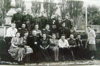 Трускавец - Трускавець.  Радянські  офіцери на тлі  будинку відпочинку польських офіцерів.