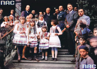 Трускавец - Трускавець. Президент Естонії К.Пятс серед дітей на сходах  вілли 